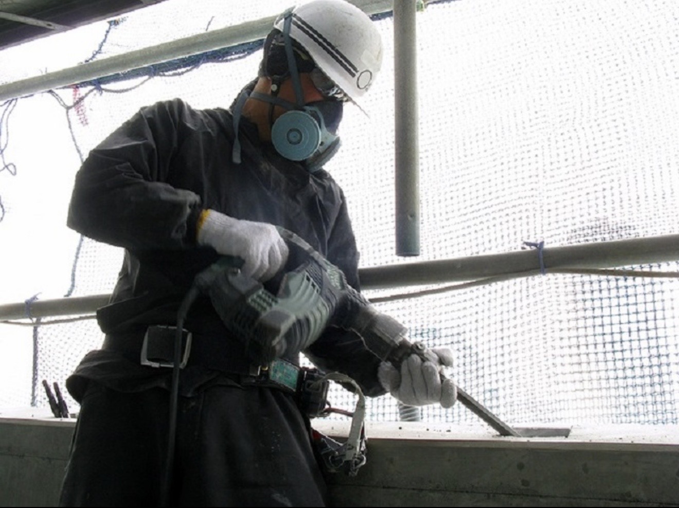 足場上で作業する職人